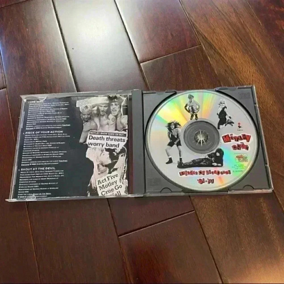 Motley Crüe CD Decade of Decadence 81-91  Greatest Hits Album - Picture 3 of 9